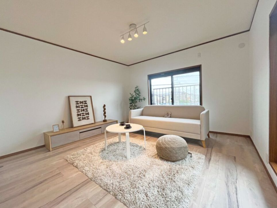 厚木市三田南３丁目　中古戸建の居間・リビング|こちらの居間で趣味の時間をお楽しみください
