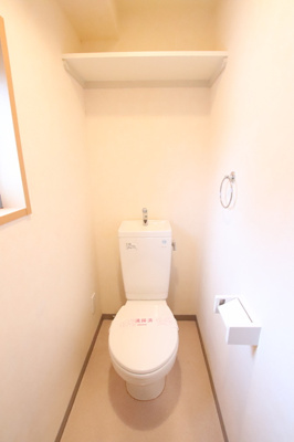 窓のあるトイレです
