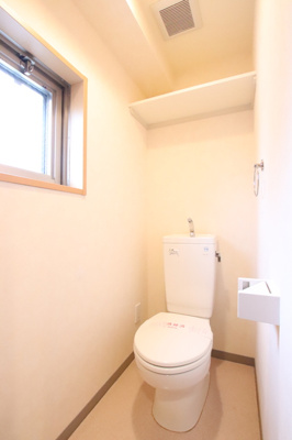 トイレにはストックが置ける棚がございます
