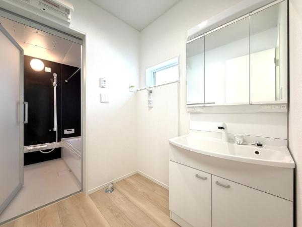 横浜市瀬谷区橋戸３丁目の新築一戸建の独立洗面台|おしゃれな洗面台！
収納もしっかりあります！