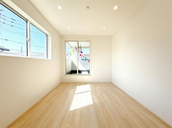 横浜市瀬谷区橋戸３丁目の新築一戸建の洋室|二面採光の明るく、落ち着きのある洋室！
休日はこちらでおくつろぎ下さい♪