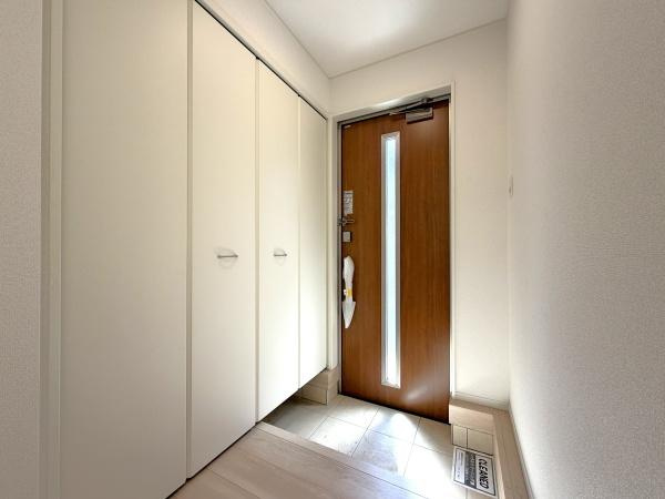 横浜市瀬谷区橋戸３丁目の新築一戸建の玄関|この明るい玄関が気持ちよく迎え入れてくれます。