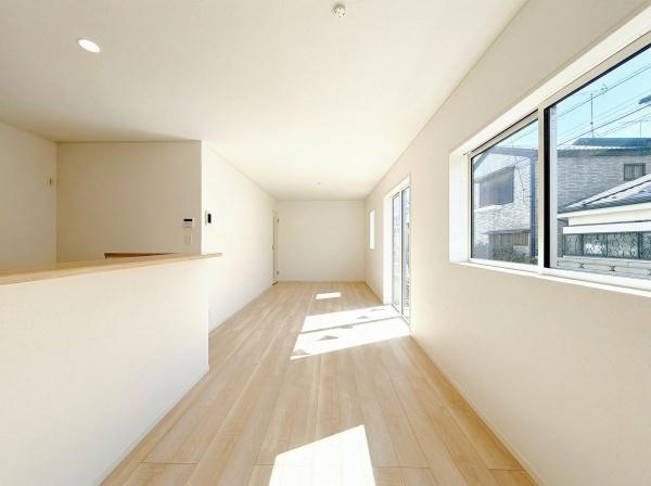 横浜市瀬谷区橋戸３丁目の新築一戸建の居間・リビング|窓からは明るい光が差し込みます！
電気をつけなくても明るいです。