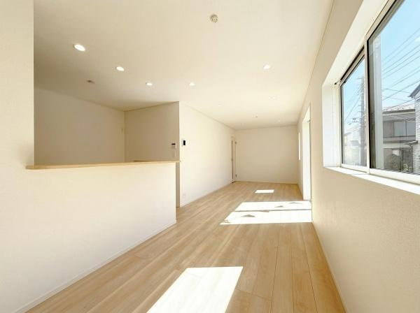 横浜市瀬谷区橋戸３丁目の新築一戸建の居間・リビング|明るいLDK！！
陽当たり良好です。