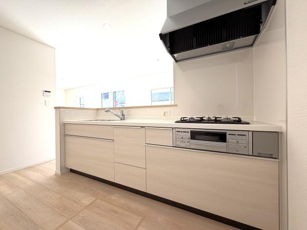 横浜市瀬谷区橋戸３丁目の新築一戸建のキッチン|対面式のキッチンはお料理中でも家族とのお話も弾みます。
