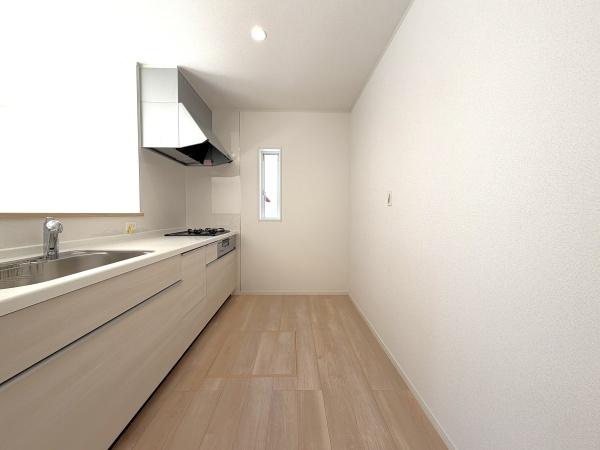 横浜市瀬谷区橋戸３丁目の新築一戸建のキッチン|広々としたキッチンは、
落ち着いて料理が出来ます！