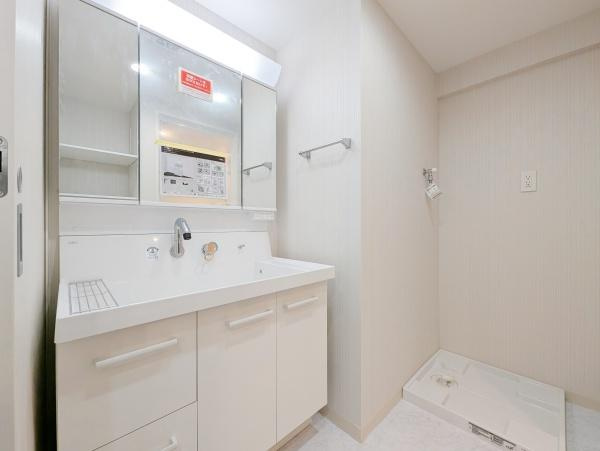 クオス金沢八景レジデンシャルステージの独立洗面台|お化粧もしやすい三面鏡付き独立洗面台、
収納もしっかりあり、洗剤などもしまっておけます。


