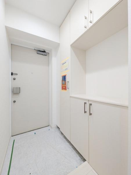 クオス金沢八景レジデンシャルステージの玄関|収納豊富な玄関です。
この明るい玄関が気持ちよく家族を迎え入れます♪