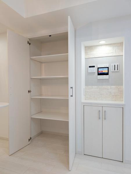 クオス金沢八景レジデンシャルステージの居間・リビング|収納もあり便利です