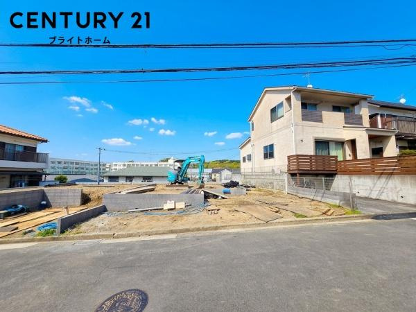 横浜市戸塚区下倉田町の新築一戸建の前面道路含む現地写真|周辺は落ち着いた街並みになります。
子育てにはぴったりの住環境♪