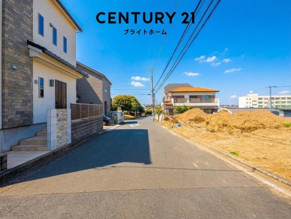 横浜市戸塚区下倉田町の新築一戸建の前面道路含む現地写真|車通りが少ない為、小さなお子様にも安心です。
是非一度、現地へ起こしください。