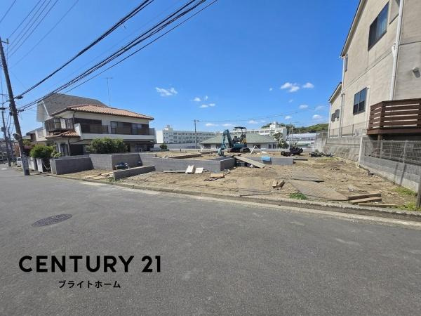 横浜市戸塚区下倉田町の新築一戸建の前面道路含む現地写真|車通りが少ない為、小さなお子様にも安心です。
是非一度、現地へ起こしください。