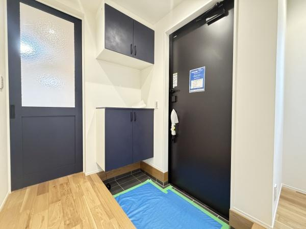 横浜市保土ケ谷区上菅田町の新築一戸建の玄関|収納豊富な玄関です。
この明るい玄関が気持ちよく家族を迎え入れます♪