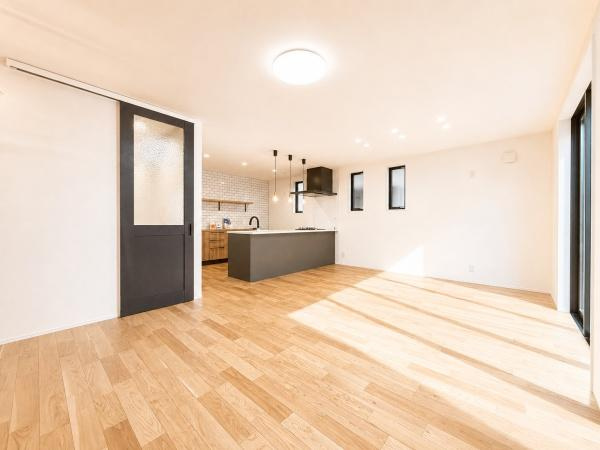横浜市保土ケ谷区上菅田町の新築一戸建の居間・リビング|自慢したくなるリビング！
形も良く家具の配置にも困りません。