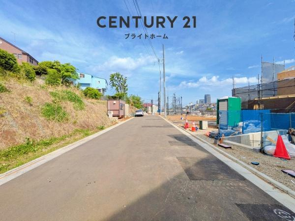 横浜市神奈川区三ツ沢下町の新築一戸建の内観：施工例|お化粧もしやすい三面鏡付き独立洗面台、
収納もしっかりあり、洗剤などもしまっておけます。

