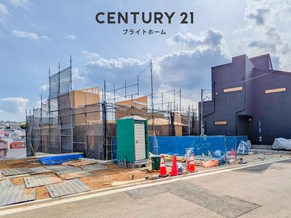 横浜市神奈川区三ツ沢下町の新築一戸建の前面道路含む現地写真|車通りが少ない為、小さなお子様にも安心です。
是非一度、現地へ起こしください。