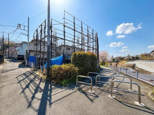 横浜市旭区鶴ケ峰２丁目の新築一戸建の前面道路含む現地写真|同仕様物件のご案内をさせて頂きます。
お車でご自宅まで送迎承ります。