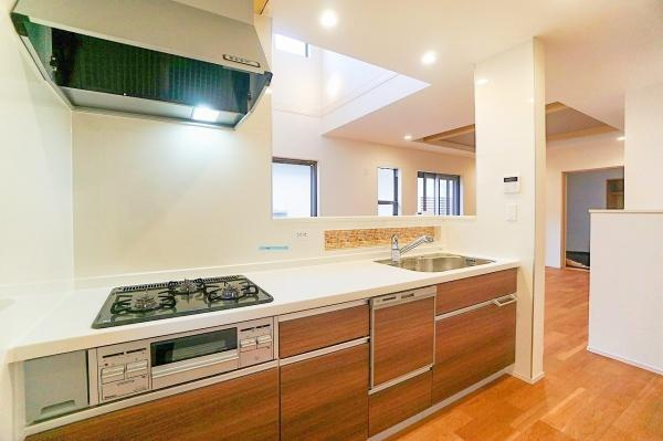 横浜市南区中里４丁目の新築一戸建の内観：施工例|同仕様のキッチンです！
食器洗機付きになります！
設備、収納充実のキッチンです。
