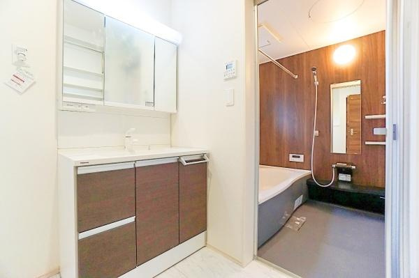 横浜市南区中里４丁目の新築一戸建の内観：施工例|同仕様の洗面化粧台です。
収納もしっかりとあります！