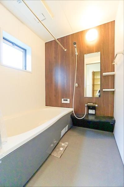 横浜市南区中里４丁目の新築一戸建の内観：施工例|同仕様の浴室です。
広々としたバスルームで一日の疲れを癒して下さい。
もちろん浴室換気乾燥暖房機付きです。