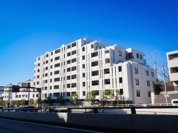 【外観】 | ザ・パークハウス二子玉川ガーデン | 日が当たり、あたたかながらもスタイリッシュなたたずまいです！