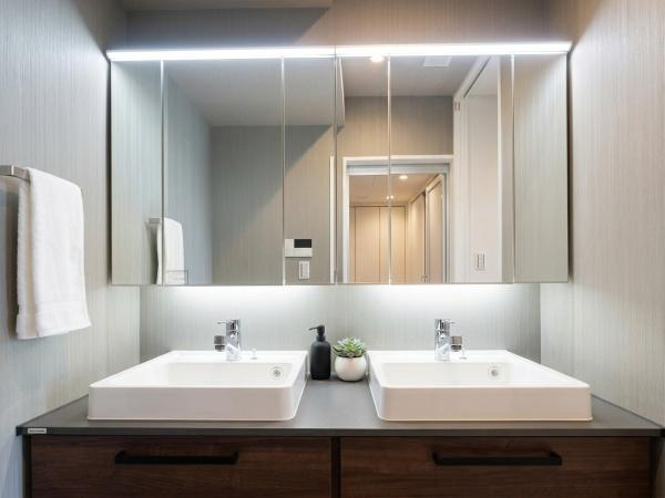 【独立洗面台】 | プラウドタワー二子玉川 | 十分な大きさの洗面台は収納力大。身だしなみチェックや歯磨きなど、朝の慌ただしい時間でも余裕とゆとりを感じられます♪