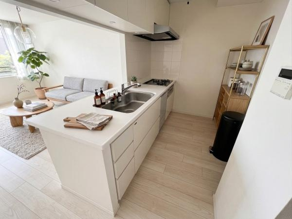 グランスイート岡本のキッチン|キッチンスペースは広々しており、調理の効率が上がる３口コンロに、食洗器もついており、家事もはかどります♪
