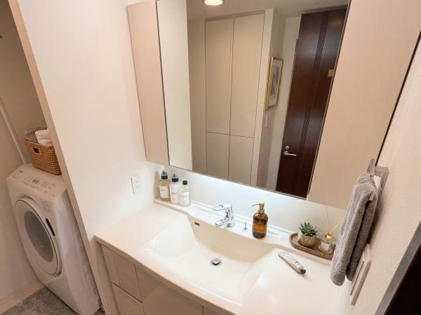 グランスイート岡本の独立洗面台|十分な大きさの洗面台は収納力大。身だしなみチェックや歯磨きなど、朝の慌ただしい時間でも余裕とゆとりを感じられます♪