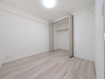 【洋室】 | ファミールハイツ上野芝3番館 | 全居室には収納を完備！普段使いのお洋服や小物はもちろん、季節物のお洋服などもしっかりと整理整頓おしまい頂けます。居室空間をより広く隅々までお使いいただけますね♪