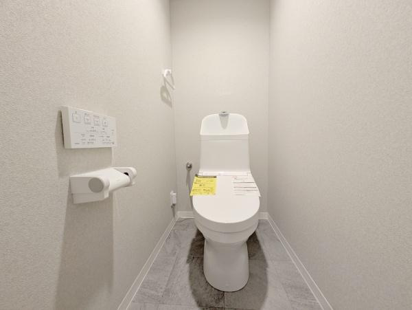 【トイレ】 | ファミールハイツ上野芝3番館 | 節水型でエコなトイレには、今では当たり前のウォシュレット付き。便座を温める機能付き！