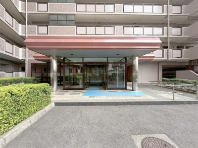 【エントランス】 | ファミールハイツ上野芝3番館 | 流行に左右されず、将来にわたって価値が継続する「上質」な佇まい。親しみやすさといった暮らしを豊かにしてくれる住空間です。