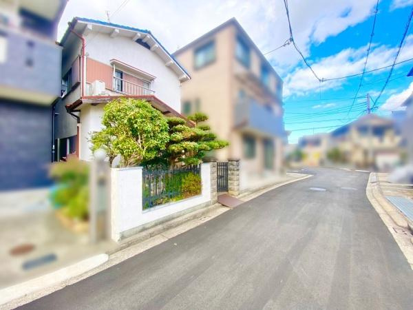 【前面道路含む現地写真】 | 低層の一戸建てを中心とした街並みが整然と続き、周辺は高い建物が建っていないので、採光や開放性に恵まれる環境です。