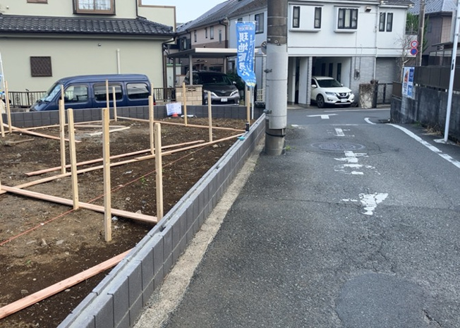 【バルコニー】 | バルコニーは、室外の専用スペースのうち、「屋根がなく開放された空間」であるものを指します。ベランダより広いタイプのものが多く、日当たりもよいため家庭菜園などを楽しみたい人にとって適した環境となります。