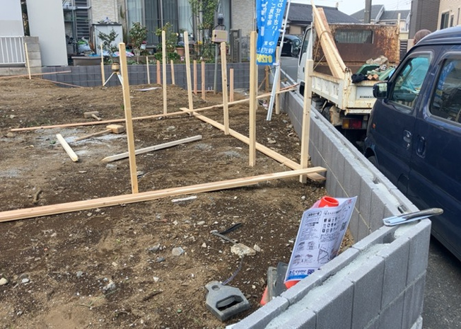 【設備】 | 敷地内には、散水栓や立水栓があります。水道水を直接利用できるため、水を運ぶ手間を省くことが出来ます。大量の水を必要とする洗車作業や清掃などに役立ちます。その他設備とあわせて、現地でご確認ください。