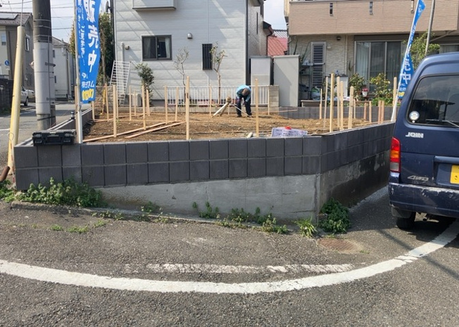 【構造・工法・仕様】 | 木造住宅とは土台、壁、柱など建築物の強度を支える構造体の材に木が使用されている構造を指します。構造体は建物の自重を支えるだけではなく風圧や水圧、積裁荷重などあらゆる衝撃に耐えるための基礎です。