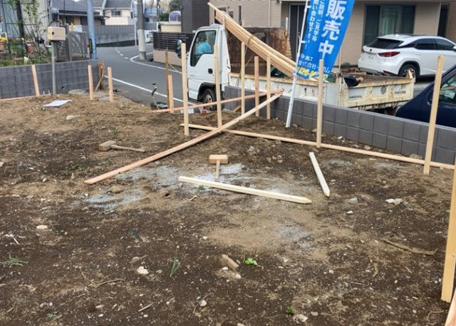 【冷暖房・空調設備】 | 基礎パッキング工法とは、床下の換気確保のため基礎と土台の間に緩衝材を挟み込む工法です。土台の下に数十センチの間隔で設置されるため、全体的な隙間が生まれます。床下換気口に比べて高い通気性が確保されます。