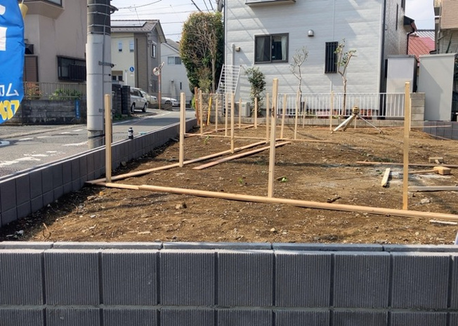 【外観】 | 現地に行くなら、物件の周囲の地形がどうなっているかを見ることも大切です。周辺より低くなっている土地では、大雨などで水が集まりやすいため、地盤が弱くなっているということも考えられるため、注意が必要です。