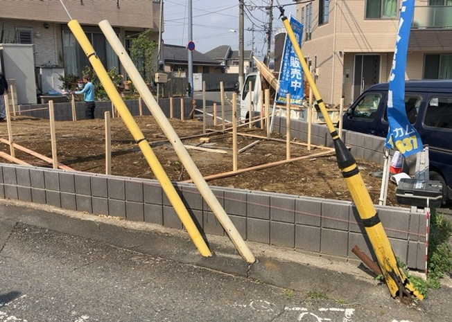 【前面道路含む現地写真】 | 道幅が広い場所は日当たりや風通が良好です。幅が広いのですれ違いも可能ですし大きな車でも駐車可能！一方で、大型車が通ることも多くなるため交通量の増加により騒音に繋がります。また土地の値段が高くなります。
