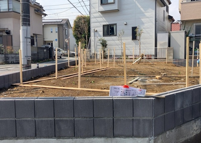 【外観】 | 現在は更地となっています。現地をご見学に行く際は、道路の幅や周辺の交通量、施設などをご確認頂くことをおすすめします！ある程度イメージをつけたいという場合は、同売主の施工事例や完成パースもお見せします。