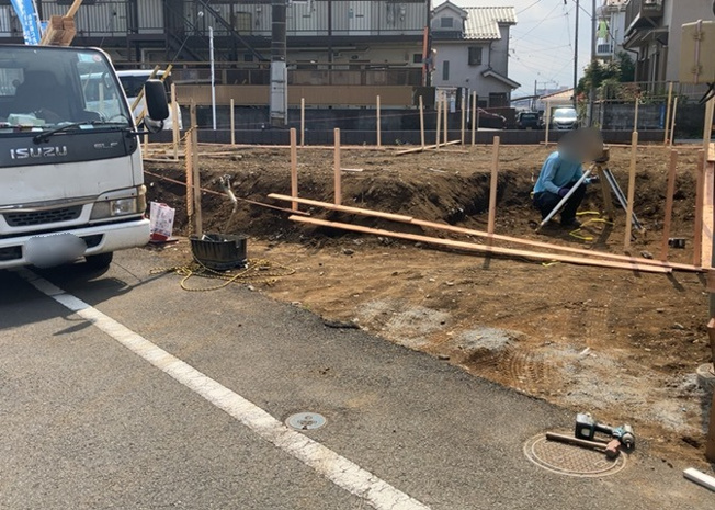 【駐車場】 | 車一台あたりに必要なスペースは、標準サイズの普通自動車で横幅2m50cm、長さ5mは必要になります。ただし、乗降のことも考慮して横幅3m30cm、長さ5m50cmほどは確保できるところを選びましょう。