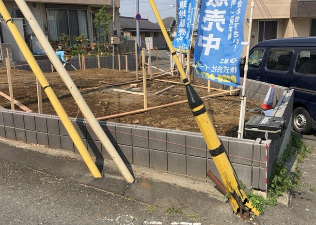【庭】 | 庭のある家に住むことのメリットとして、子どもたちの遊び場を確保できること、ガーデニングや家庭菜園を楽しめること、明るさを確保できることがあります。また、配置を工夫することでプライバシーが確保できます。