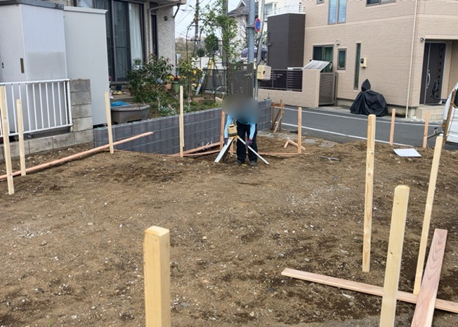 【玄関】 | 玄関は、狭すぎると複数人で使いにくく、広すぎても無駄な空間になりがちです。最低2畳を目安にして、家の広さとの兼ね合いや家族の人数を考慮して決めるとよいでしょう。現地を見学して快適な玄関を選びましょう！
