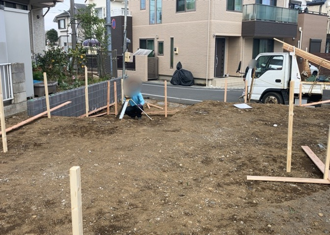 【玄関】 | 玄関ポーチにおいて最も重視すべきと言っても良いのが広さです。適切な広さの玄関ポーチでないと外見的なバランスは崩れてしまいますし、何より使いにくくなってしまいますので、現地で実際に下見をしてみましょう！