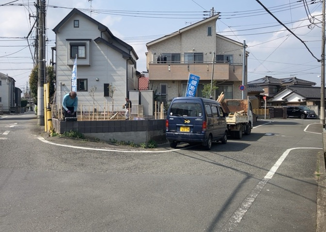 【前面道路含む現地写真】 | 住宅用の土地では前面道路に2m以上接していなければならないと法律で定められています。しかし、お持ちの車のサイズやライフスタイルなどにより、2mでは利便が悪い場合もございますので、事前に確認しましょう。