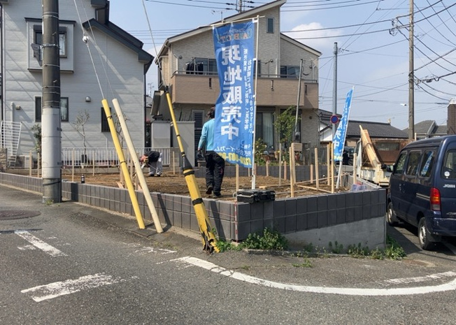【前面道路含む現地写真】 | お持ちの車種によっては前面道路が広い方が便利でしょう。しかし、前面道路が広ければその分交通量が多くなるため、騒音などが気になる場合があります。実際に現地を見学し、周辺交通量や騒音などを確認しましょう！