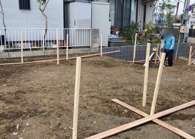 【玄関】 | 玄関は家の顔でもあり、家族以外の目にも止まる場所です。玄関は外との間を仕切る扉、靴などをしまっておく収納スペース、靴脱ぎのたたきスペース、来客とのやり取りをするドアホンなど複数のアイテムからなります。