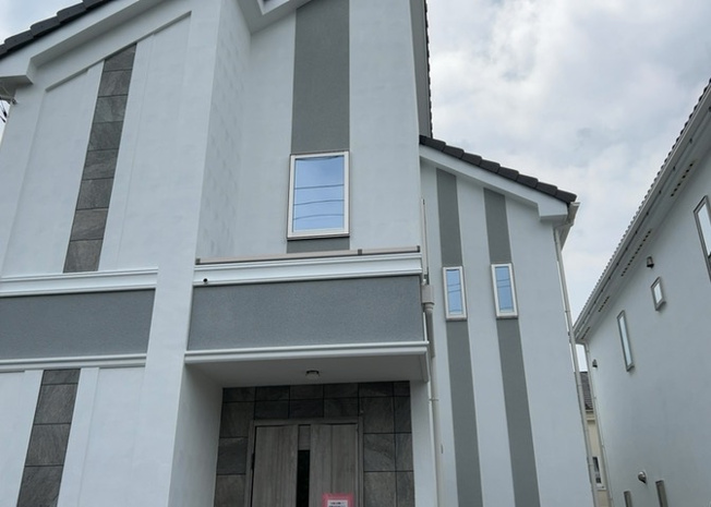 【外観】 | バルコニーは、室外の専用スペースのうち、「屋根がなく開放された空間」であるものを指します。ベランダより広いタイプのものが多く、日当たりもよいため家庭菜園などを楽しみたい人にとって適した環境となります。
