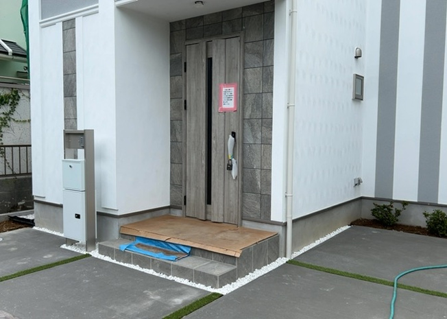 【玄関】 | 玄関は家の顔でもあり、家族以外の目にも止まる場所です。玄関は外との間を仕切る扉、靴などをしまっておく収納スペース、靴脱ぎのたたきスペース、来客とのやり取りをするドアホンなど複数のアイテムからなります。