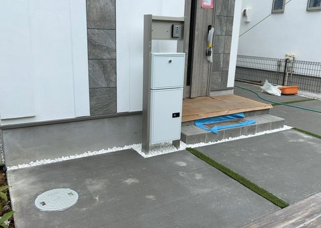 【構造・工法・仕様】 | ベタ基礎とは、柱の位置に関係なく全体に基礎がある事を指し、面積が大きい分建物の重さを全体に分散できます。また、地面からの湿気や害虫を遮断でき、木造住宅で心配されるシロアリ被害を防ぐ効果も期待できます。