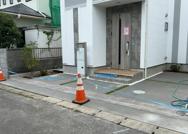 【外観】 | 現地に行くなら、物件の周囲の地形がどうなっているかを見ることも大切です。周辺より低くなっている土地では、大雨などで水が集まりやすいため、地盤が弱くなっているということも考えられるため、注意が必要です。